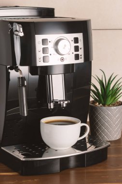 Modern espresso kahve makinesi. Mutfağı yakın plan..