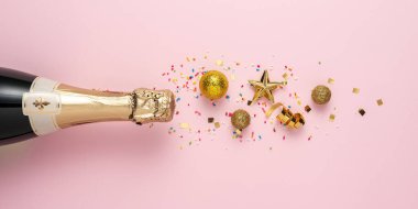 Şampanya şişesi ve altın parıltılı süslemesi olan yaratıcı bir düzen. Minimal yeni yıl tebrik kartı partisi pembe arka plan. Düz konum.