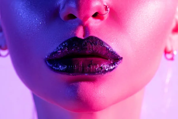 Close Zicht Mooie Vrouw Lippen Kleurrijke Heldere Neon Lichten — Stockfoto
