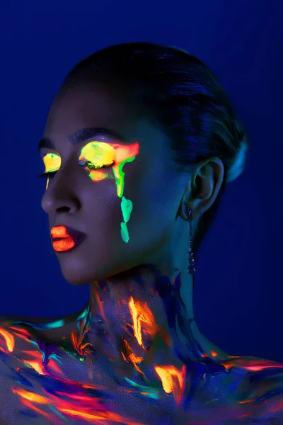 Modelo Moda Luz Néon Com Tinta Fluorescente Design Arte Corporal — Fotografia de Stock