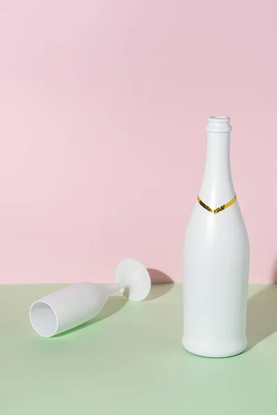 Bílá Láhev Šampaňského Sklenice Šampaňského Jasném Pozadí Minimální Stranický Koncept — Stock fotografie