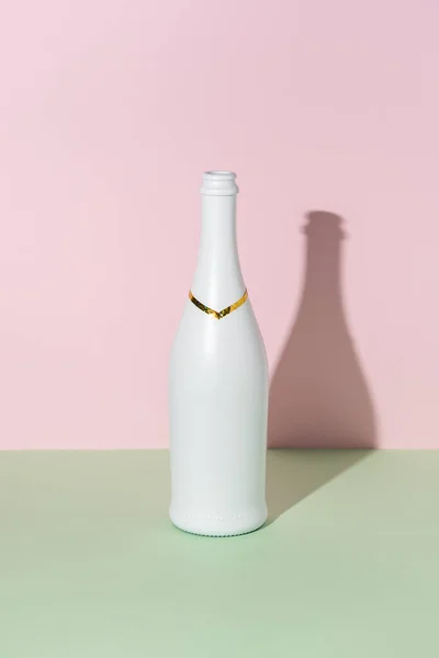 Bílé Šampaňské Láhev Jasném Pozadí Minimální Stranický Koncept — Stock fotografie