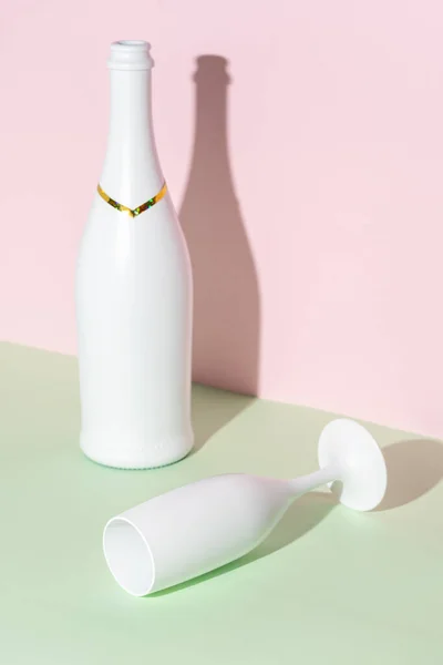 Bílá Láhev Šampaňského Sklenice Šampaňského Jasném Pozadí Minimální Stranický Koncept — Stock fotografie