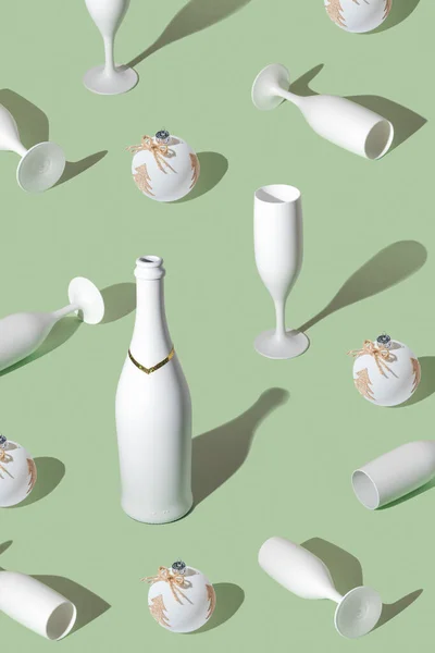Kreativní Vzor Bílé Láhve Šampaňského Vánočních Ozdoby Sklenic Šampaňského Minimální — Stock fotografie