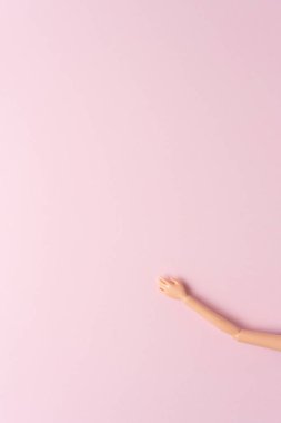 Boş pembe arka planda bir bebeğin eli. Asgari konsept.