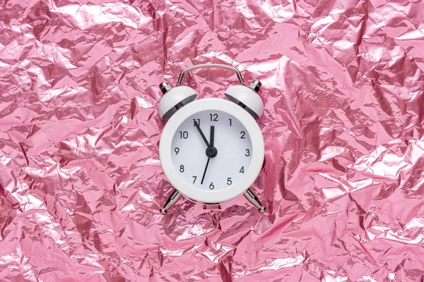 White Alarm Clock Pink Crumpled Foil Background Minimal Holiday Concept — Foto de Stock