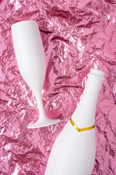 Bílá Láhev Šampaňského Sklenice Šampaňského Růžovém Zmačkaném Pozadí Fólie Minimální — Stock fotografie