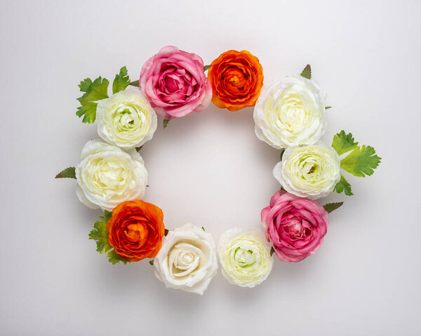 Творческий макет красивых розовых цветов на белом фоне. Минимальная концепция праздника.