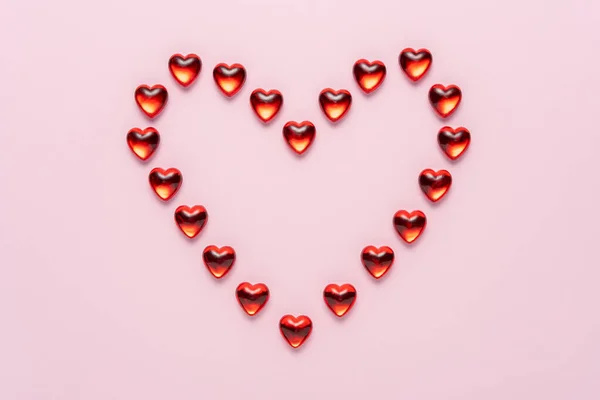 Σχήμα Καρδιάς Κατασκευασμένο Μικρές Γυάλινες Καρδιές Πάνω Από Ροζ Φόντο — Φωτογραφία Αρχείου