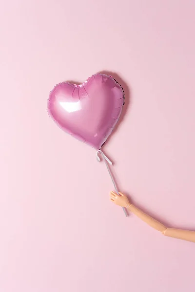 Mão Uma Boneca Com Balão Forma Coração Fundo Rosa Amor — Fotografia de Stock