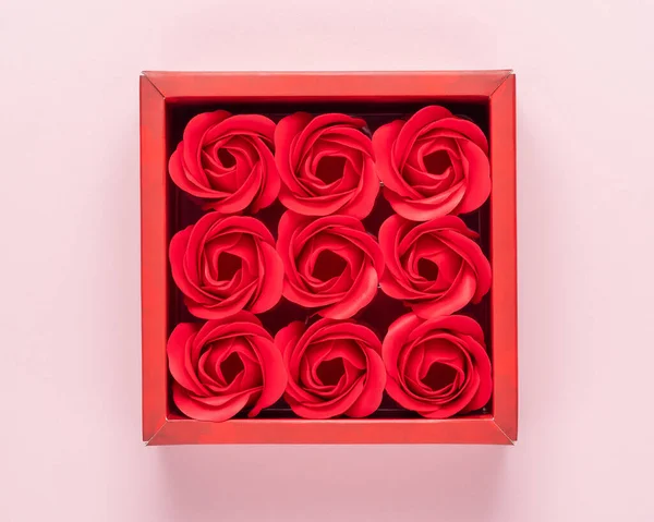 Caja Regalo Roja Con Flores Color Rosa Sobre Fondo Rosa —  Fotos de Stock
