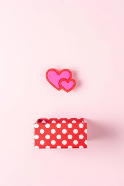 Caixa Presente Com Corações Fundo Rosa Conceito Amor Mínimo — Fotografia de Stock