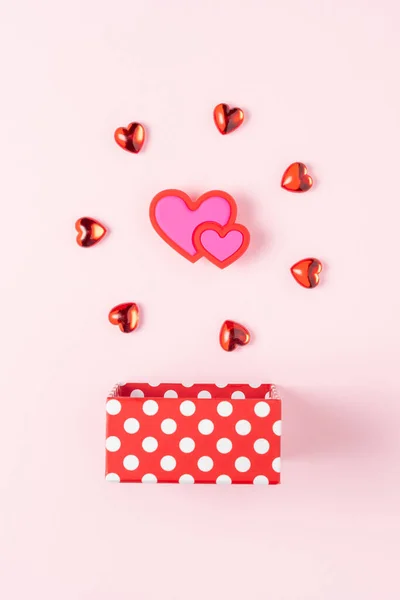 Caixa Presente Com Corações Fundo Rosa Conceito Amor Mínimo — Fotografia de Stock