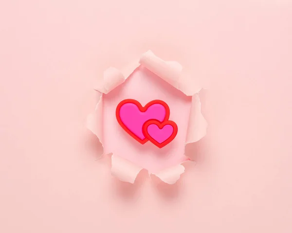 Papel Rosa Vívido Rasgado Com Coração Sobre Fundo Rosa Conceito — Fotografia de Stock