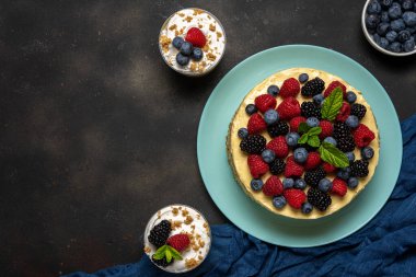 Taze dutlu ev yapımı pasta ve koyu arkaplanda tatlı.. 
