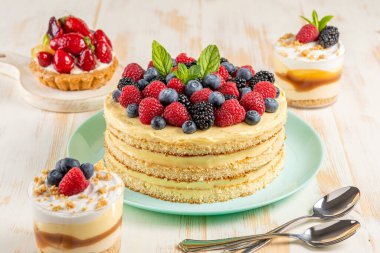 Tahta arka planda taze böğürtlenli ev yapımı kek.. 