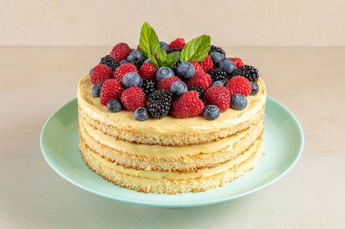 Masada taze böğürtlenli ev yapımı kek..