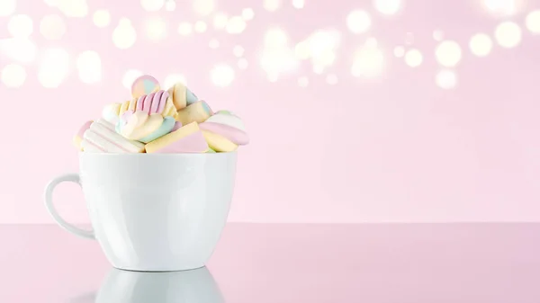 Marshmallows Kleurrijke Kauwende Snoep Een Kopje Roze Bokeh Achtergrond Zoet — Stockfoto