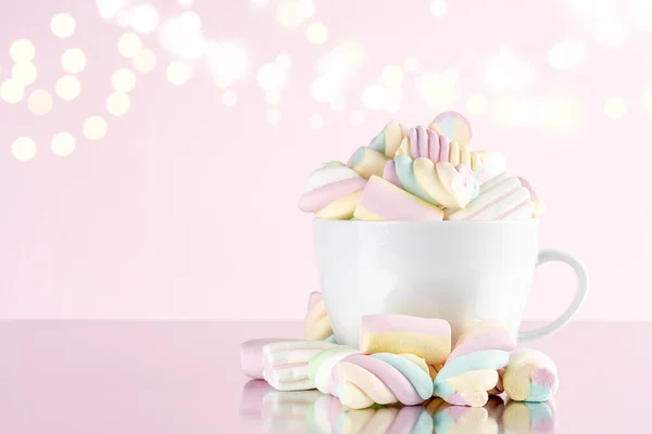 Marshmallows Barevné Žvýkací Cukroví Šálku Růžovém Pozadí Bokeh Sladká Dovolená — Stock fotografie