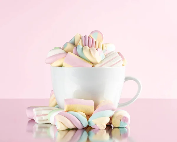 Marshmallows Colorful Chewy Candy Cup Pink Background Sweet Holiday Food — Zdjęcie stockowe