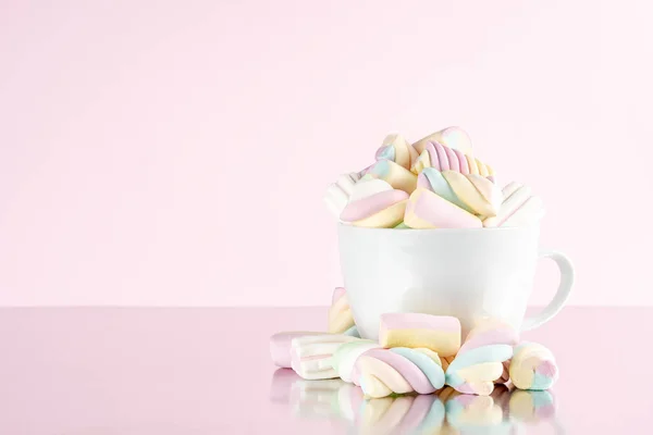 Marshmallows Barevné Žvýkací Cukroví Šálku Růžovém Pozadí Sladká Dovolená Jídlo — Stock fotografie