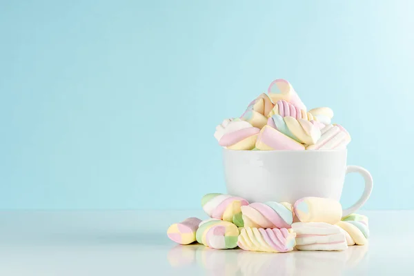 Marshmallows Barevné Žvýkací Cukroví Poháru Modrém Pozadí Sladká Dovolená Jídlo — Stock fotografie