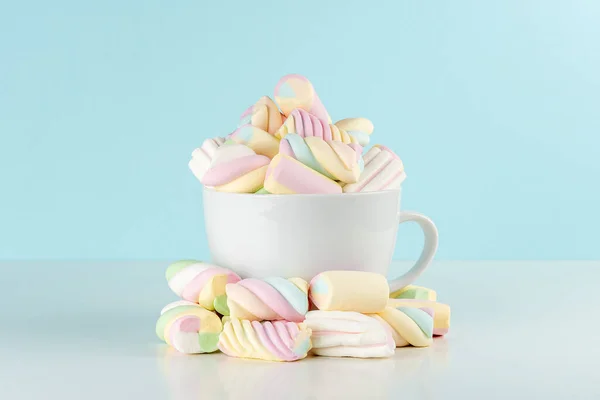 Marshmallows Barevné Žvýkací Cukroví Poháru Modrém Pozadí Sladká Dovolená Jídlo — Stock fotografie