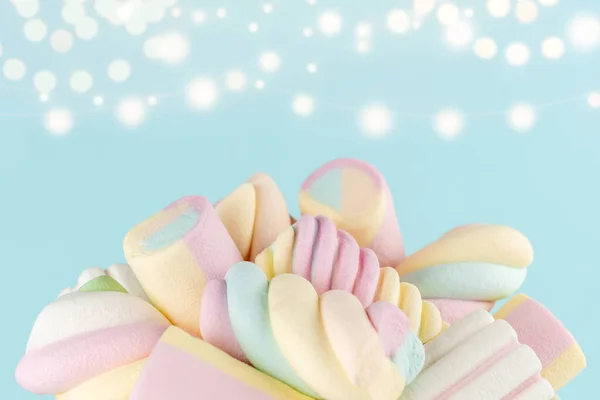 Marshmallows Doces Mastigáveis Coloridos Fundo Azul Bokeh Doce Conceito Comida — Fotografia de Stock