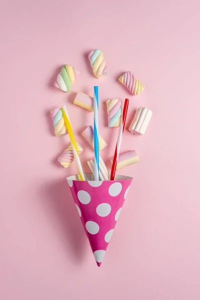 Barevné Marshmallows Kloboukem Růžovém Pozadí Tvůrčí Minimální Sladká Dovolená Koncept — Stock fotografie