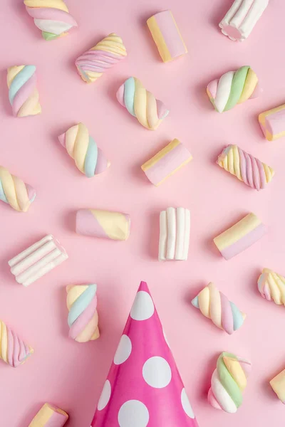 Marshmallow Colorati Con Cappello Festa Sfondo Rosa Creative Minimale Dolce — Foto Stock