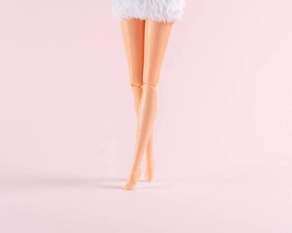 Dziewczyna Nogi Lalki Pastelowym Różowym Tle Kreatywna Koncepcja Minimalna — Zdjęcie stockowe