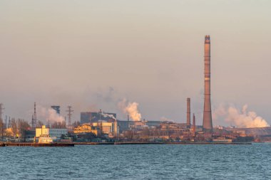 Bacalardan çıkan hava kirliliği dumanlı fabrika, çevresel sorunlar. Endüstri hava kirliliği kavramı. Ekolojik felaket.