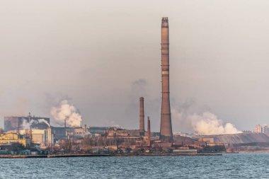 Bacalardan çıkan hava kirliliği dumanlı fabrika, çevresel sorunlar. Endüstri hava kirliliği kavramı. Ekolojik felaket.