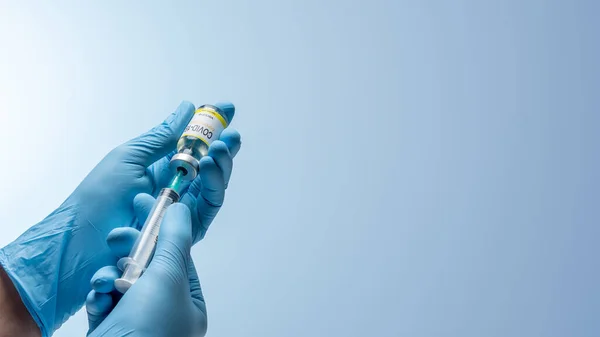 Doctor Blue Latex Gloves Fill Syringe Vaccine Glass Vial Vaccination —  Fotos de Stock
