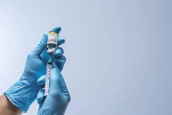 Médecin Gants Latex Bleu Remplit Seringue Avec Vaccin Flacon Verre — Photo