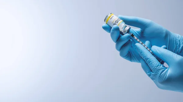 Doctor Blue Latex Gloves Fill Syringe Vaccine Glass Vial Vaccination — Stockfoto