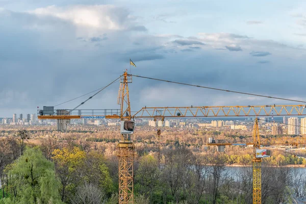 Київ Україна Квітня 2021 Будівельний Майданчик Києві Краном Задньому Плані — стокове фото