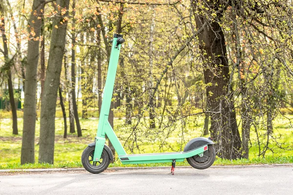 Şehrin Parkında Elektrikli Scooter Manzarası — Stok fotoğraf