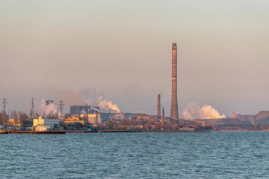 Bacalardan çıkan hava kirliliği dumanlı fabrika, çevresel sorunlar. Endüstri hava kirliliği kavramı. Ekolojik felaket.