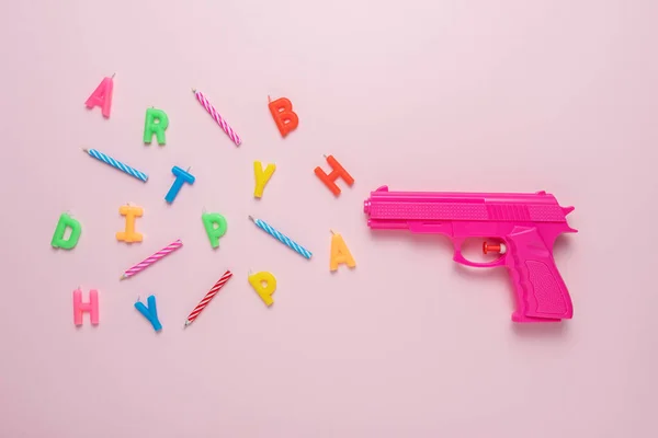 Fundo Férias Com Arma Rosa Velas Aniversário Conceito Criativo Mínimo — Fotografia de Stock