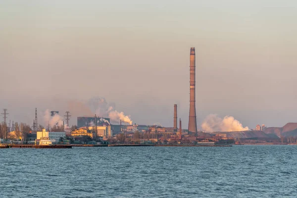 Bacalardan çıkan hava kirliliği dumanlı fabrika, çevresel sorunlar. Endüstri hava kirliliği kavramı. Ekolojik felaket.