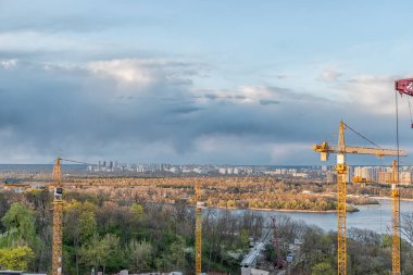 Kiev, Ukrayna - 26 Nisan 2021: Kiev 'de inşaat alanı ve şehrin arka planında vinçler.