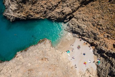 Seitan Limania ya da Agiou Stefanou plajının Chania, Akrotiri, Girit, Yunanistan 'da turkuaz suyu bulunan insansız hava aracı manzarası.