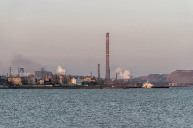Bacalardan çıkan hava kirliliği dumanlı fabrika, çevresel sorunlar. Endüstri hava kirliliği kavramı. Ekolojik felaket.