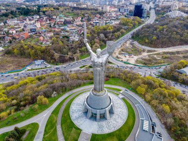 Kiev, Ukrayna - 26 Nisan 2021: Ukrayna 'nın Kiev kentindeki Anıtının insansız hava aracı tarafından gökyüzü manzarası.