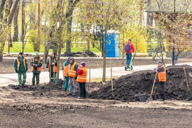 Kiev, Ukrayna - 27 Nisan 2021: Şehir parkında çalışan işçiler.