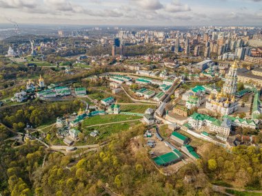 Kiev Pechersk Lavra 'nın İHA' sı ya da Ukrayna 'nın başkenti Kyiv' deki Kiev Manastırı 'nın hava görüntüsü..