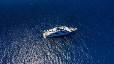 Denizde lüks bir yatın insansız hava aracı tarafından gökyüzü görüntüsü.
