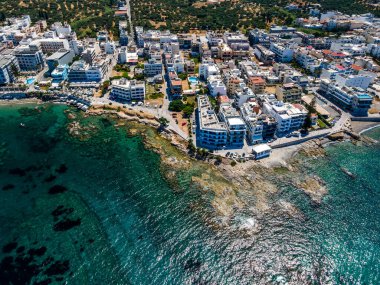 Girit 'in deniz manzaralı insansız hava aracı tarafından gökyüzü görüntüsü.