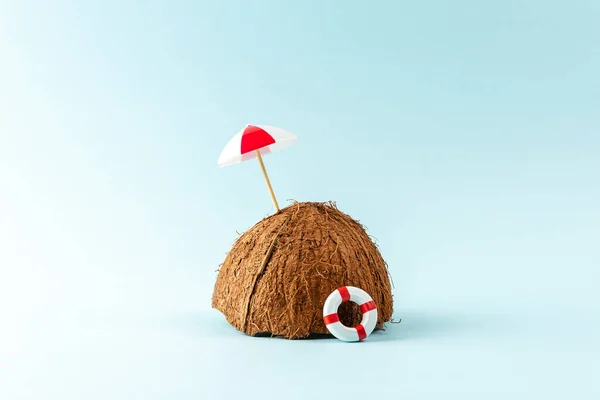 Tropical Beach Concept Made Coconut Fruit Sun Umbrella Creative Minimal — Stockfoto